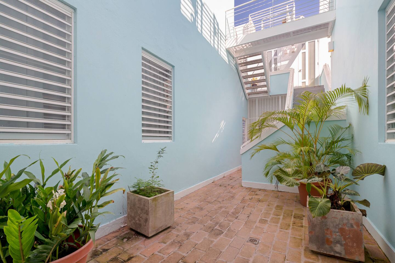 View of the ocean from the balcony of a vacation rental (balcony 2) — Historical Old SanJuan Spanish style private Patio, San