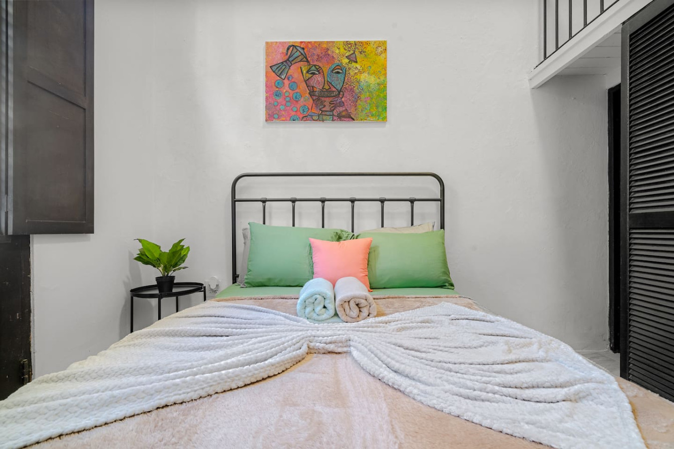 Bedroom with a bed and a painting on the wall (bedroom 2) — El Balcón Art Loft – Old San Juan, Old San Juan