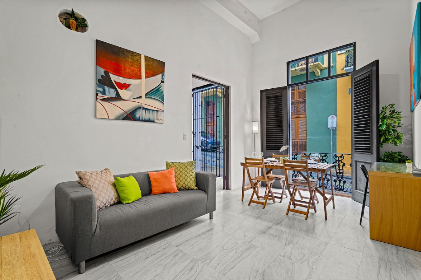 Living room with a couch and a painting on the wall — El Balcón Art Loft – Old San Juan, Old San Juan