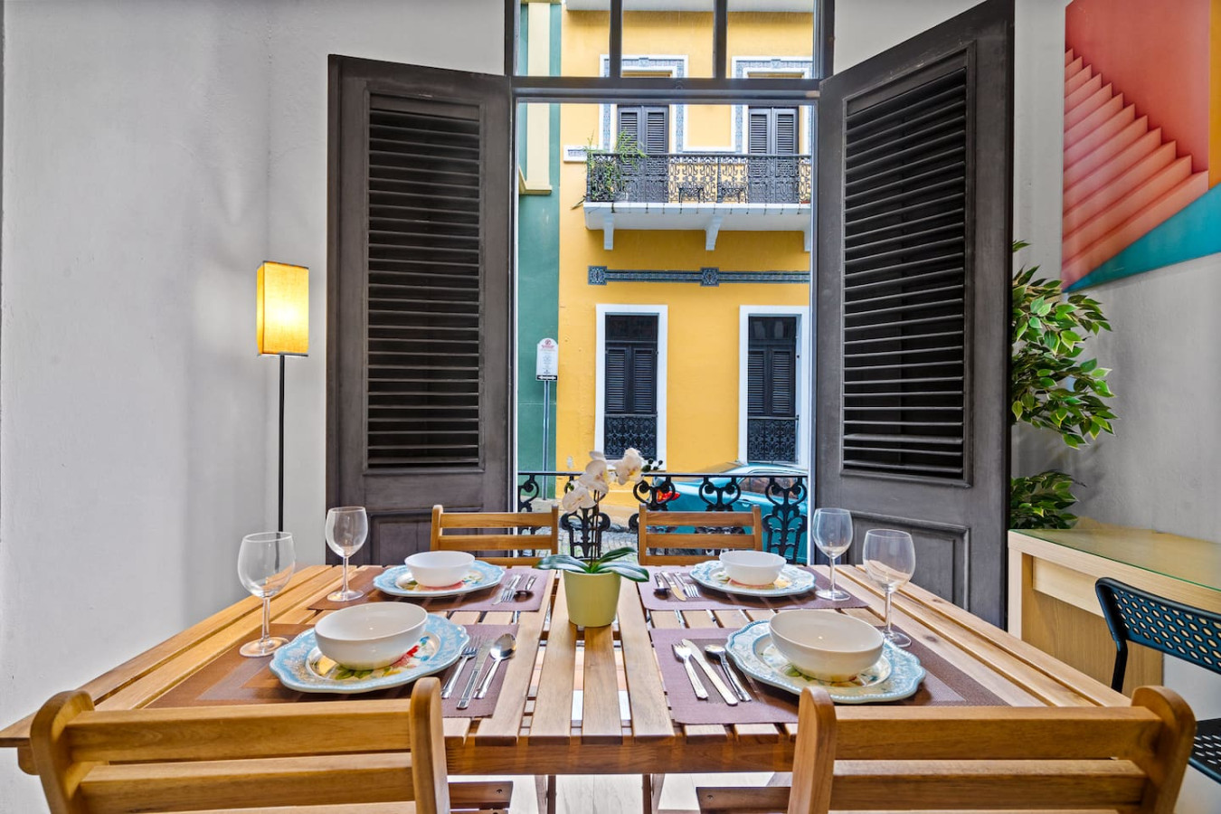 Dining table with chairs and a vase of flowers on it — El Balcón Art Loft – Old San Juan, Old San Juan