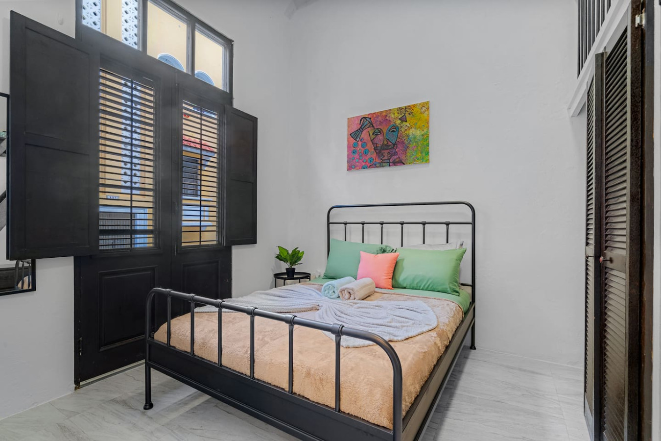 Bedroom with a bed and a painting on the wall — El Balcón Art Loft – Old San Juan, Old San Juan