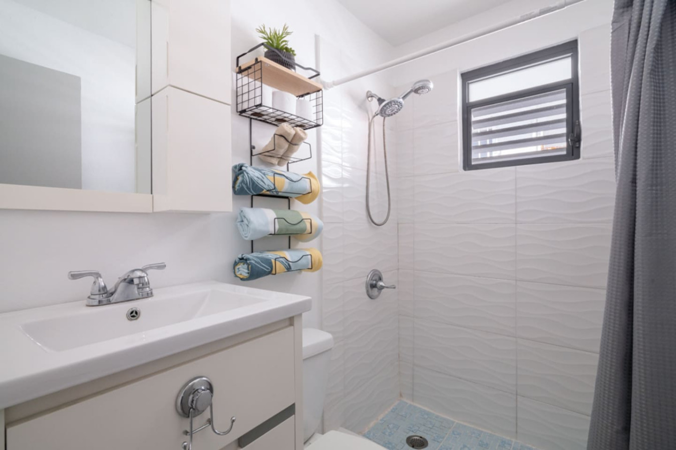 Bathroom with a shower and a sink — Casa Juno Grand Modern - 3 Bedroom - Walk to Beach, Santurce