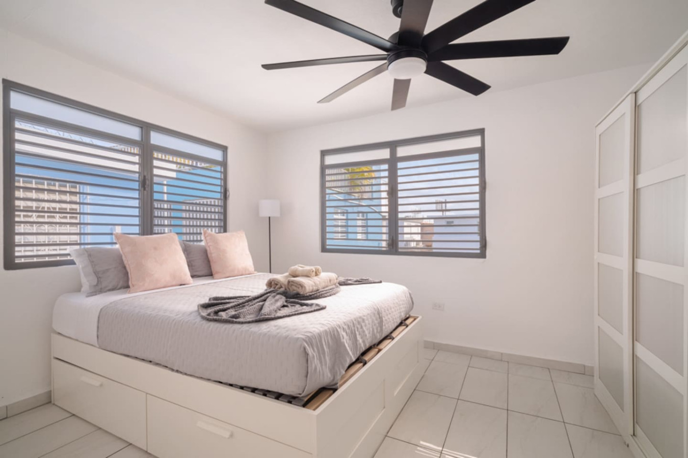 Bedroom with a bed and a lamp — Casa Juno Grand Modern - 3 Bedroom - Walk to Beach, Santurce