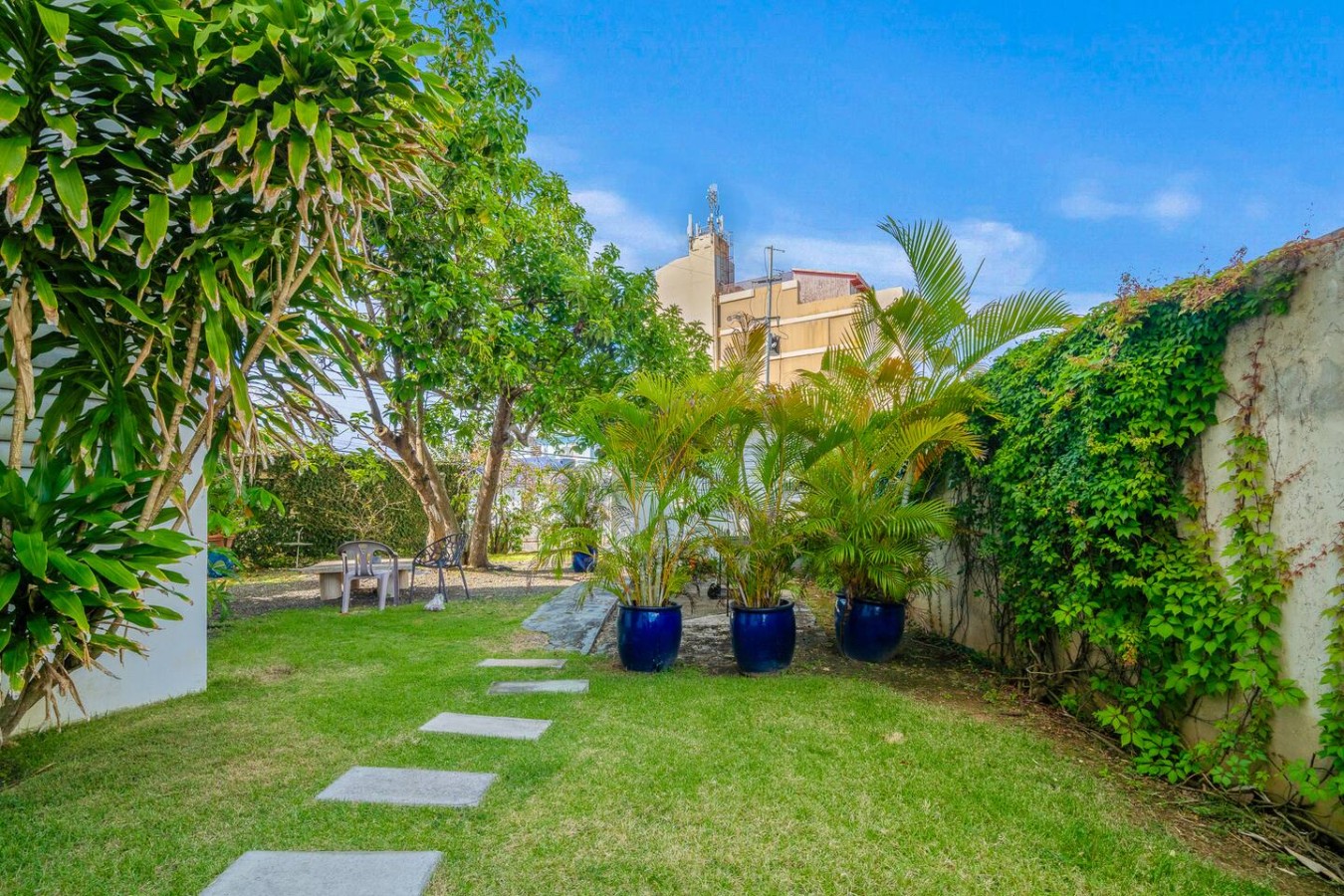 View of the garden and the house from the balcony — Ocean Park 2BR · Steps to Beach & Dining, Santurce