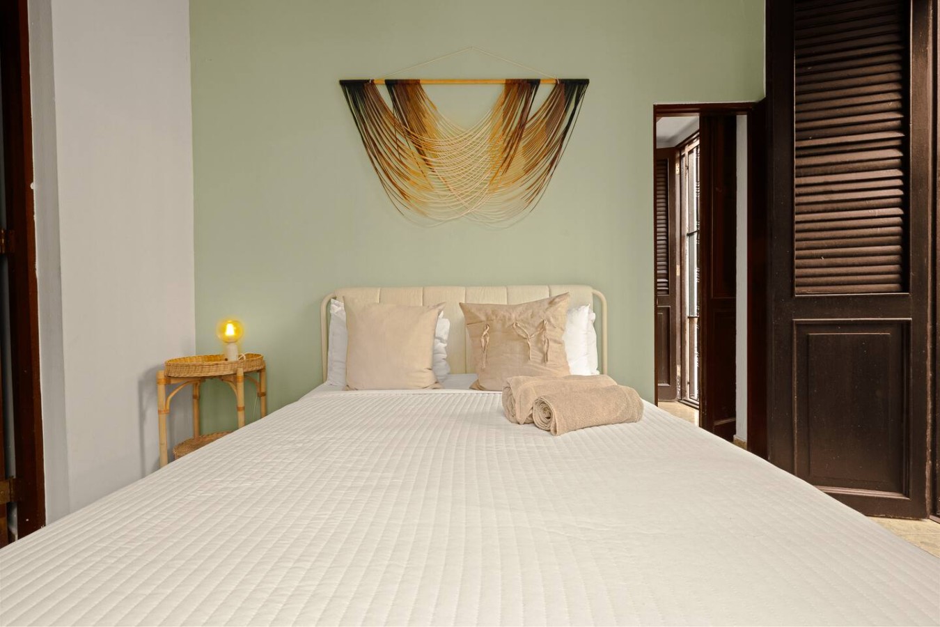 Bedroom with a white bedspread and a yellow pillow — 3B Imperial, Old San Juan