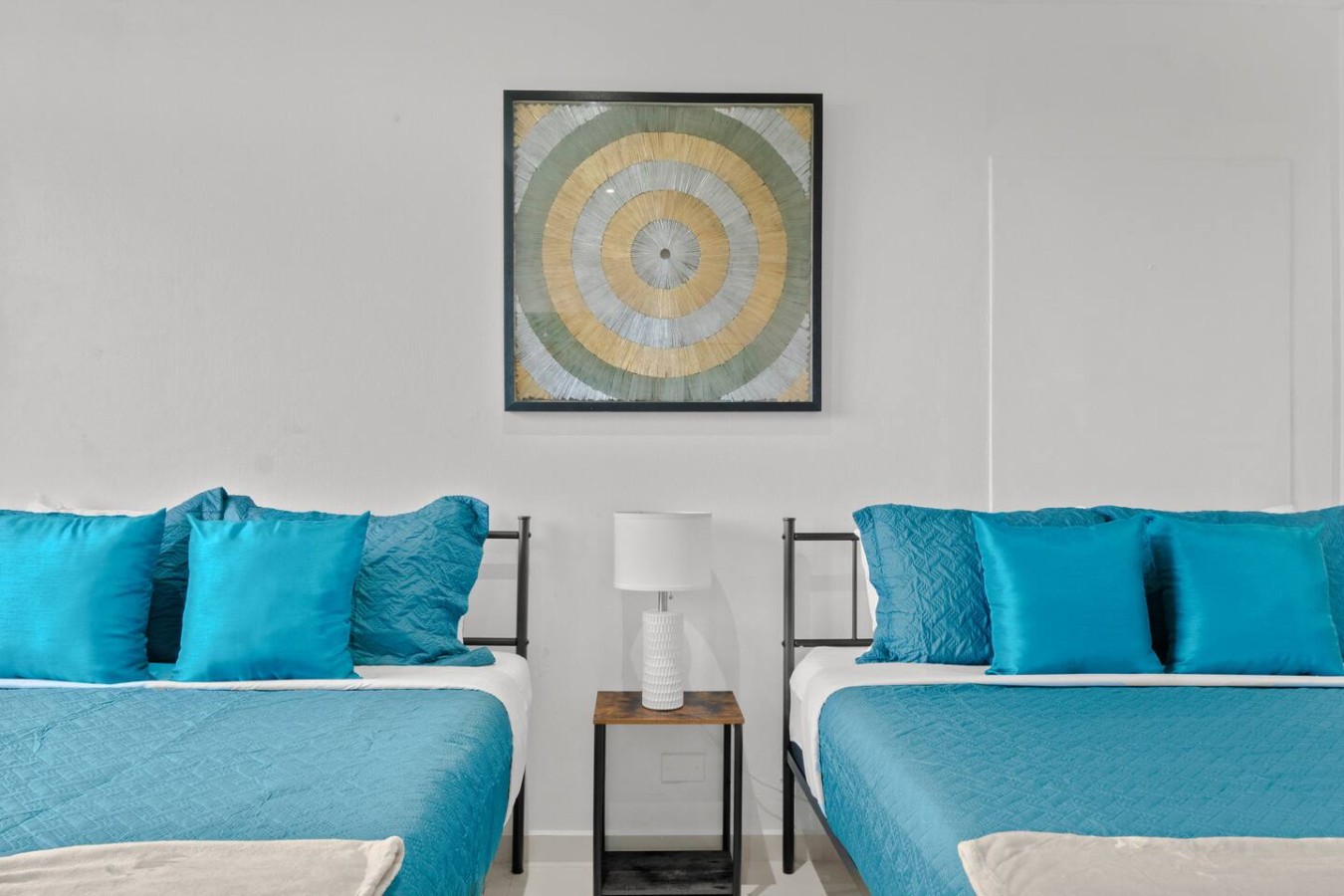 Two beds in a bedroom (bedroom 3) — T-Mobile District San Juan Next to Beach, San Juan