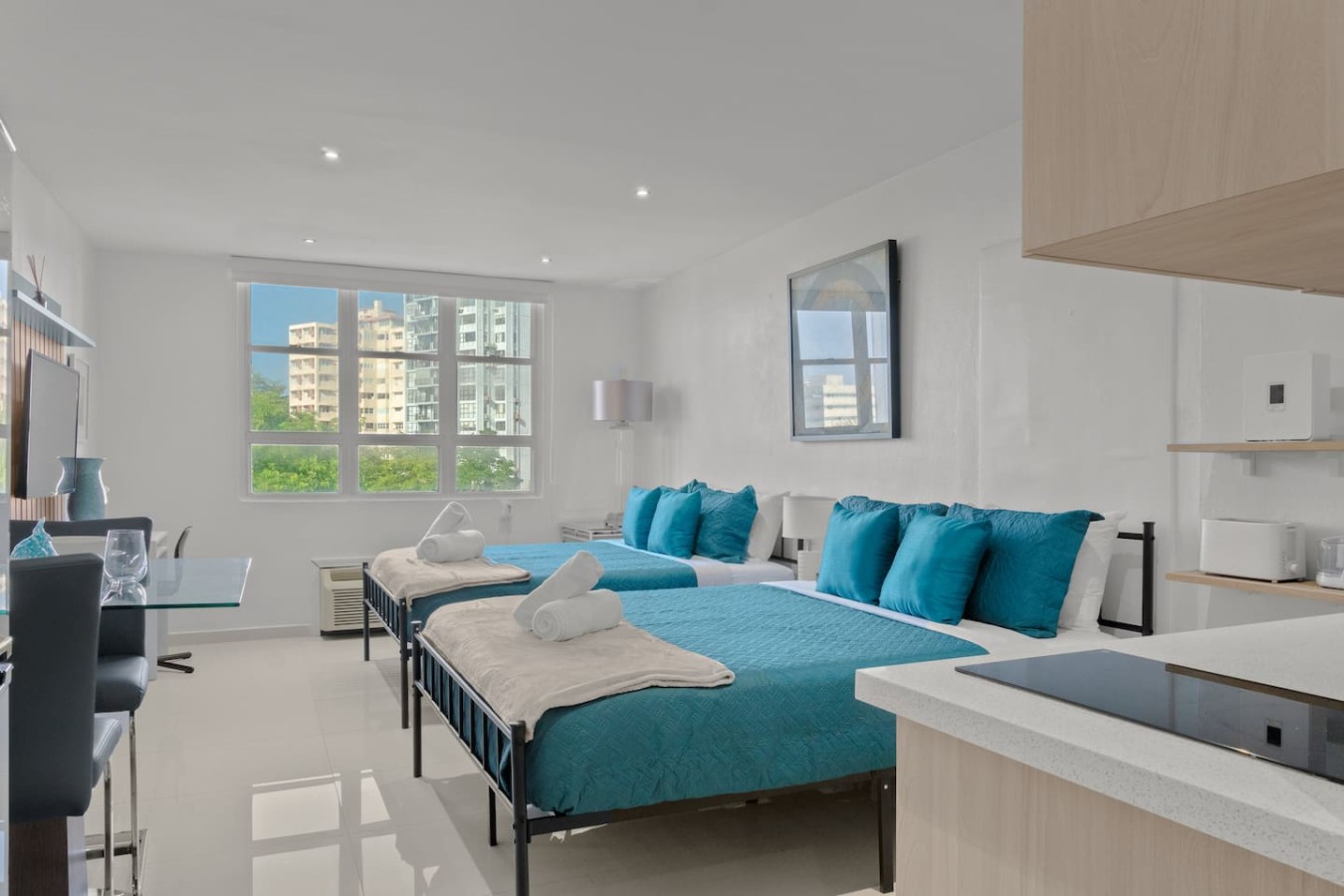 Two beds in a bedroom (bedroom 2) — T-Mobile District San Juan Next to Beach, San Juan