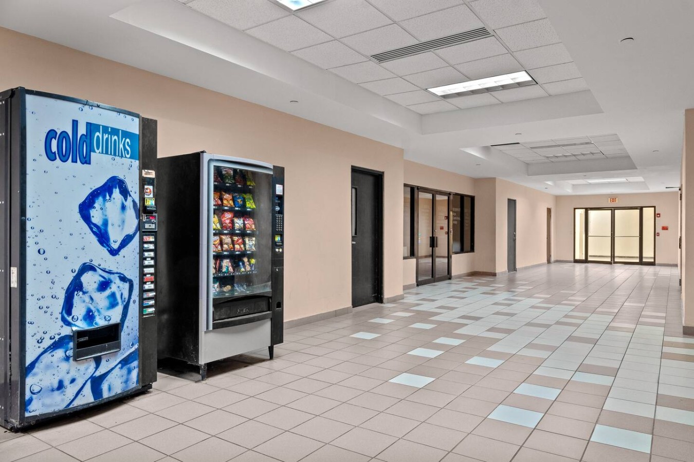 Building's hallway with drink and snack machines — Caribbean Sea View | T-Mobile District Free Parking, San Juan