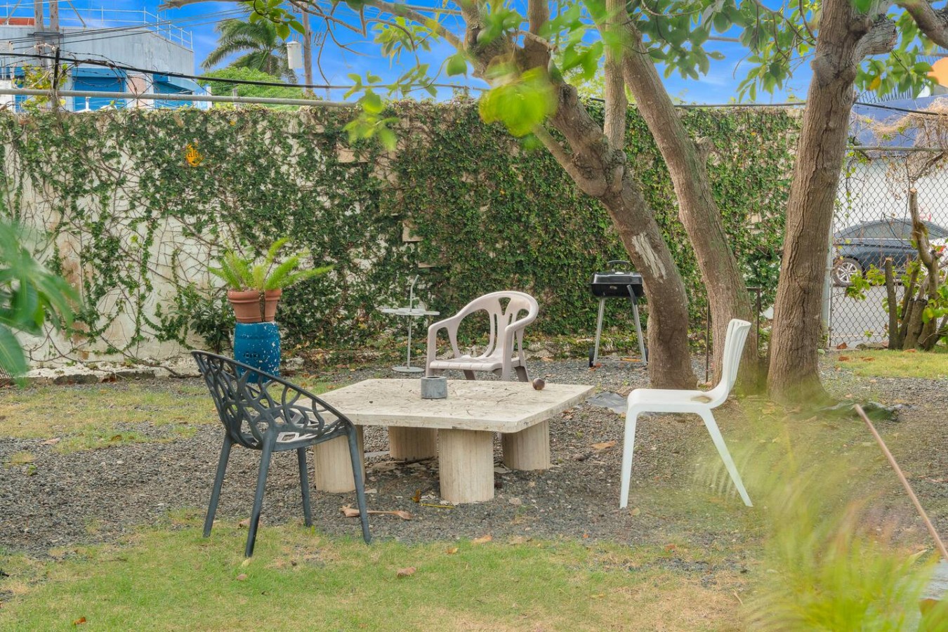 Patio table with chairs and a grill in the backyard — Private Patio 2BR Near Ocean Park Beach, Santurce