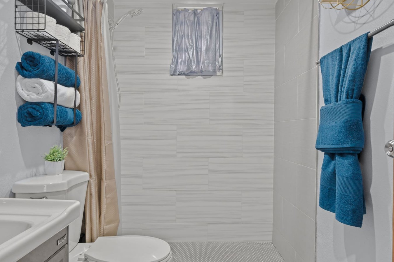 Interior 17 at Sora | Near Airport | Patio, Parking + Laundry, Carolina