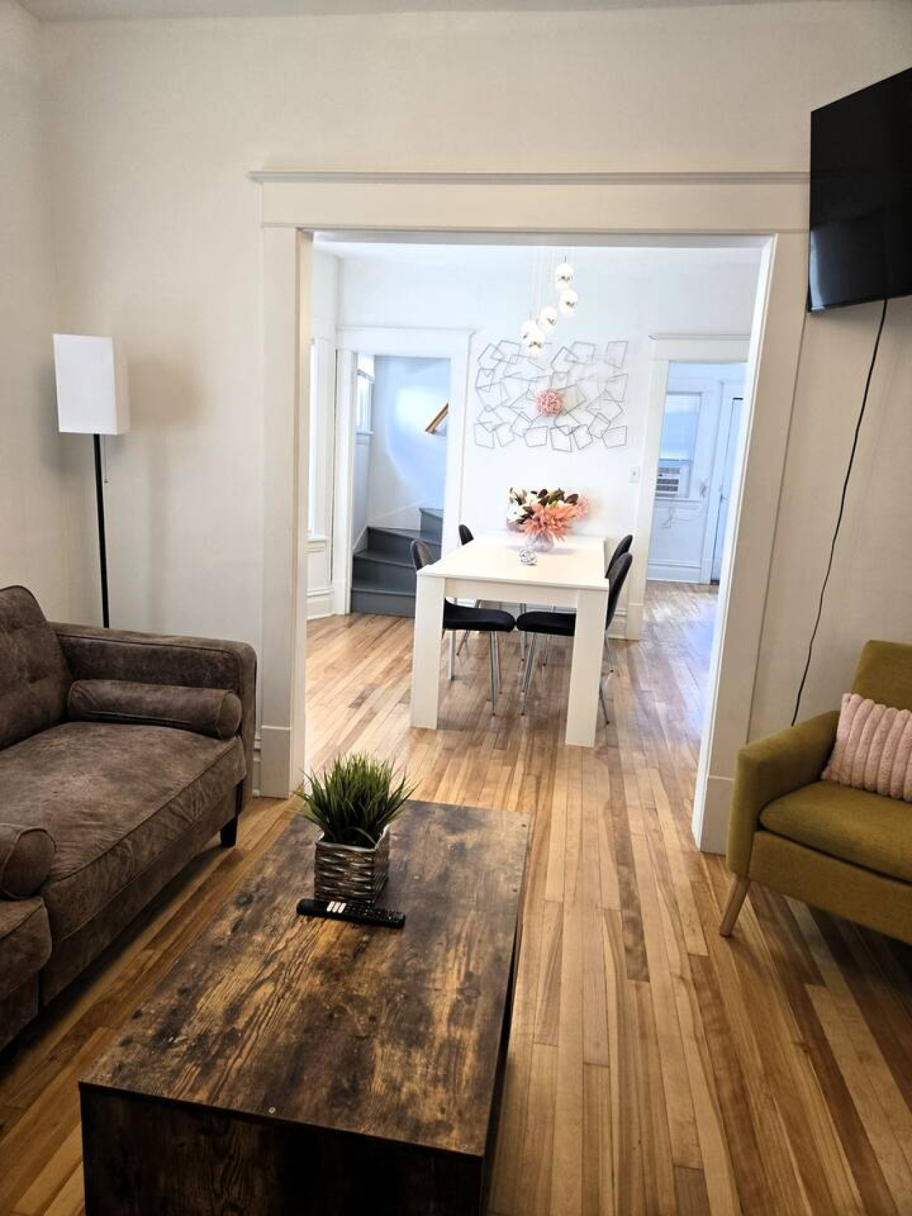 Wild Prairie Gardens And Stylish Comfort - Charming Family Haven - Saint Paul, MN