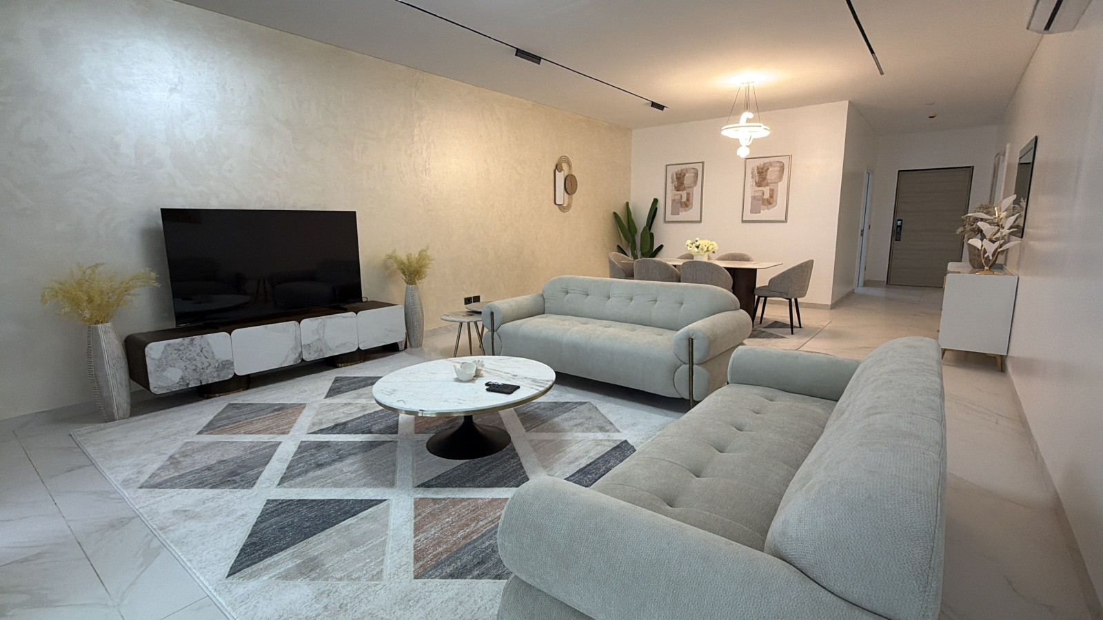 Large 2 bedroom Apartment with Balcony Riverview Gym and Pool