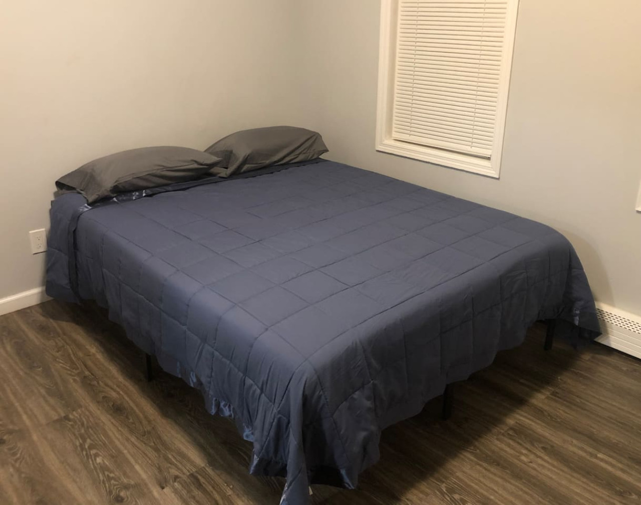 Private 2-bedroom apartment, free parking, direct bus to NYC Manhattan only 2 blocks away, MetLife Stadium 25 minutes away