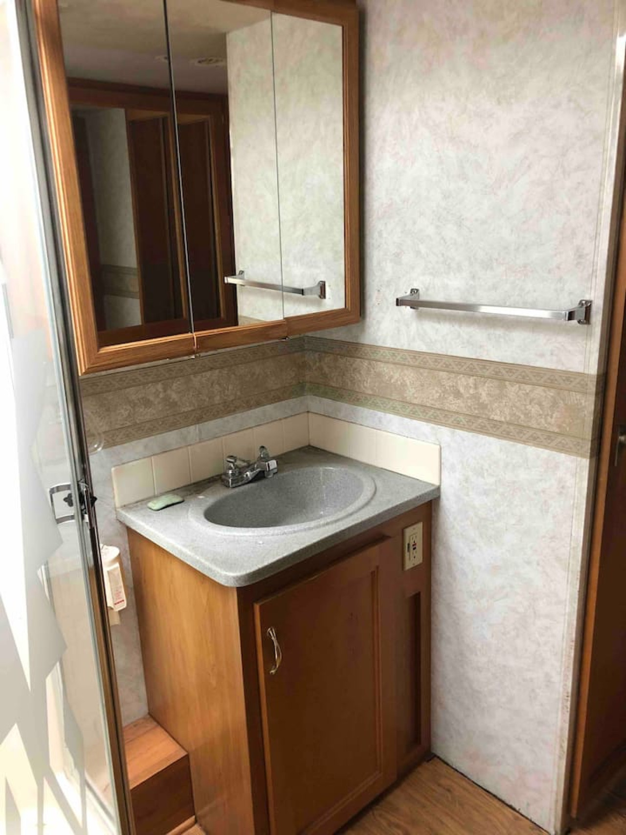 Private 1-bedroom RV, direct bus to NYC Manhattan only 2 blocks away
