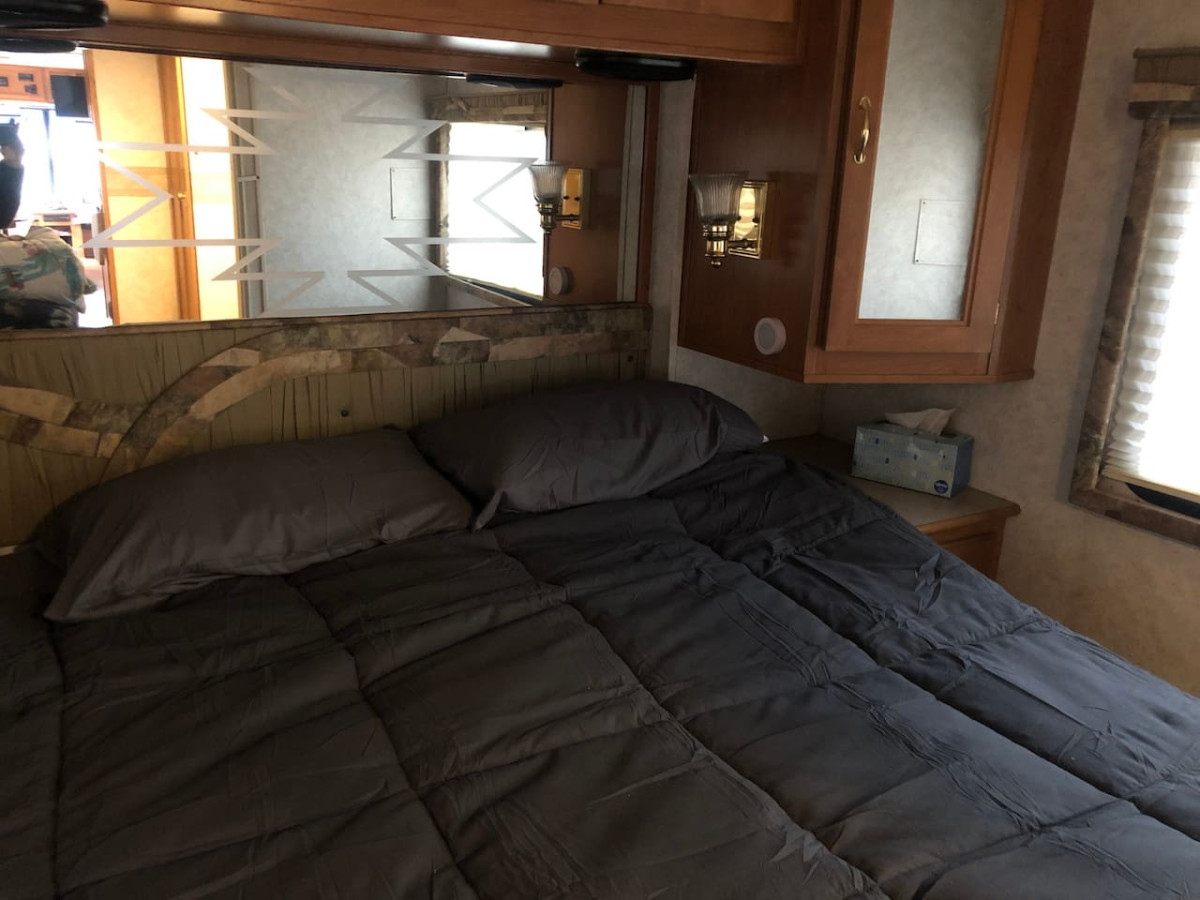Private 1-bedroom RV, direct bus to NYC Manhattan only 2 blocks away