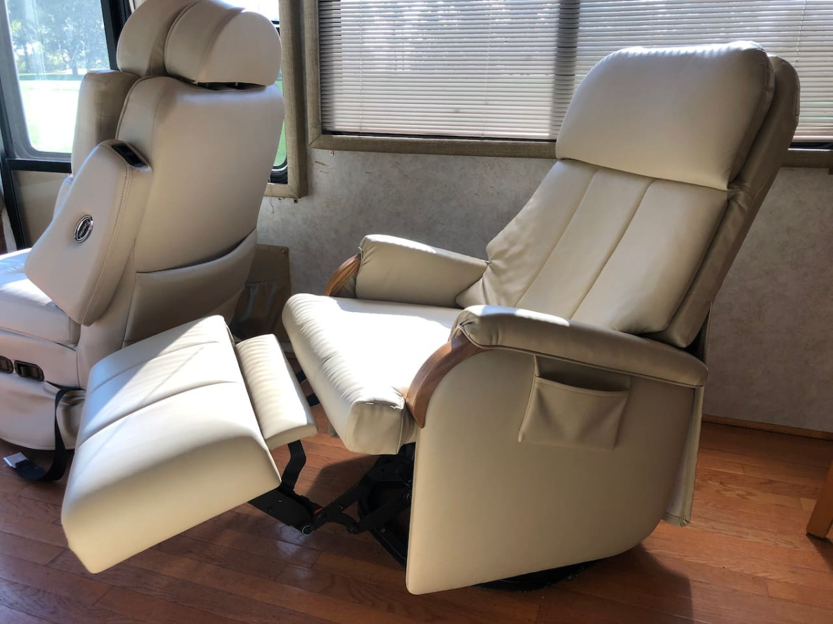 Private 1-bedroom RV, direct bus to NYC Manhattan only 2 blocks away