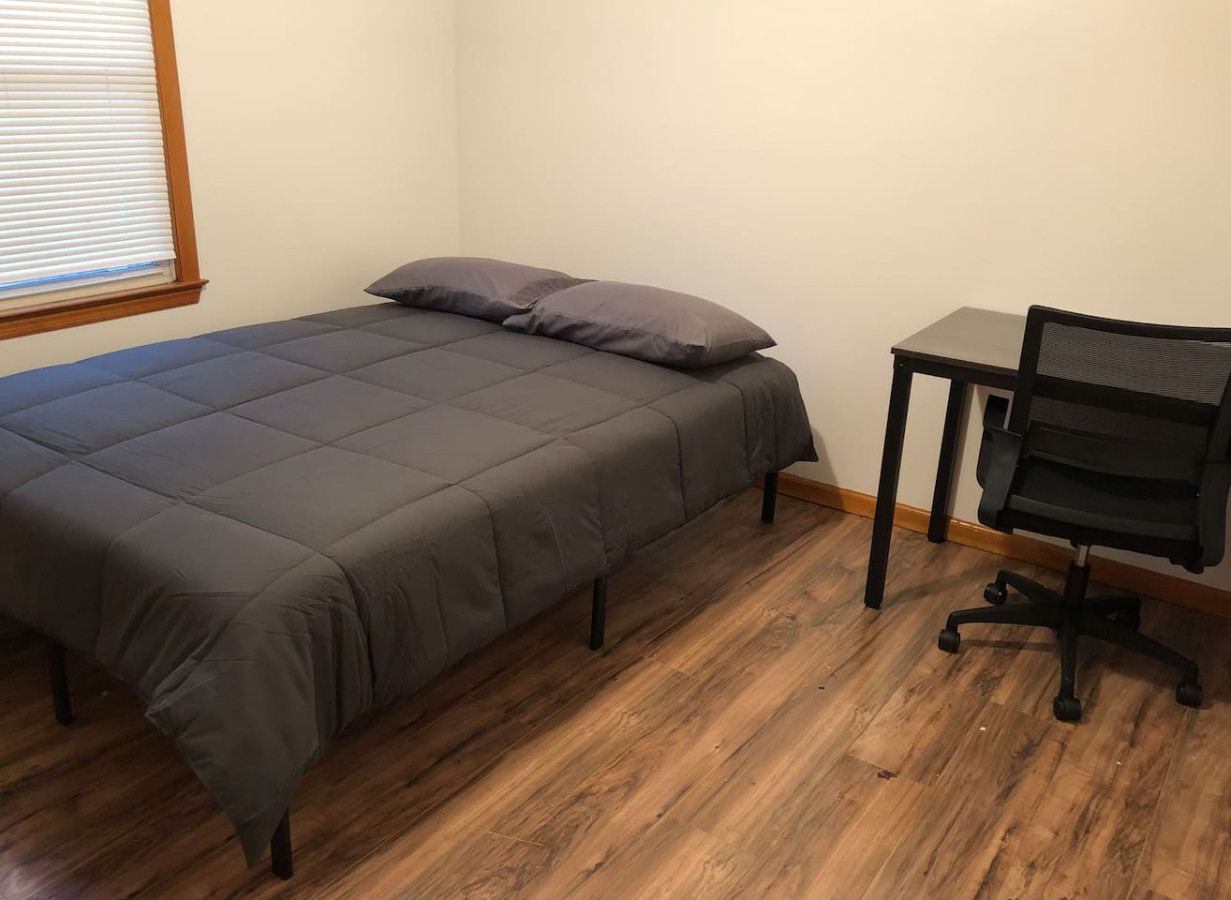 Private house with 4 bedrooms and 2 bathrooms, direct NYC Manhattan train only 10 minute walk away