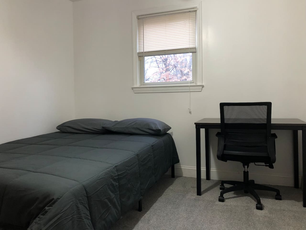 Private house with 4 bedrooms and 2 bathrooms, direct NYC Manhattan train only 10 minute walk away