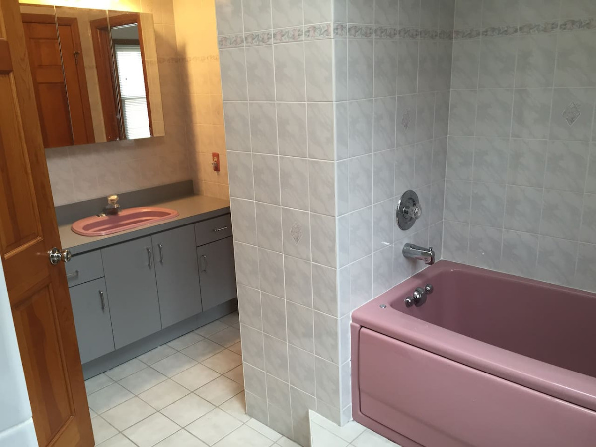 Private house with 4 bedrooms and 2 bathrooms, direct NYC Manhattan train only 10 minute walk away