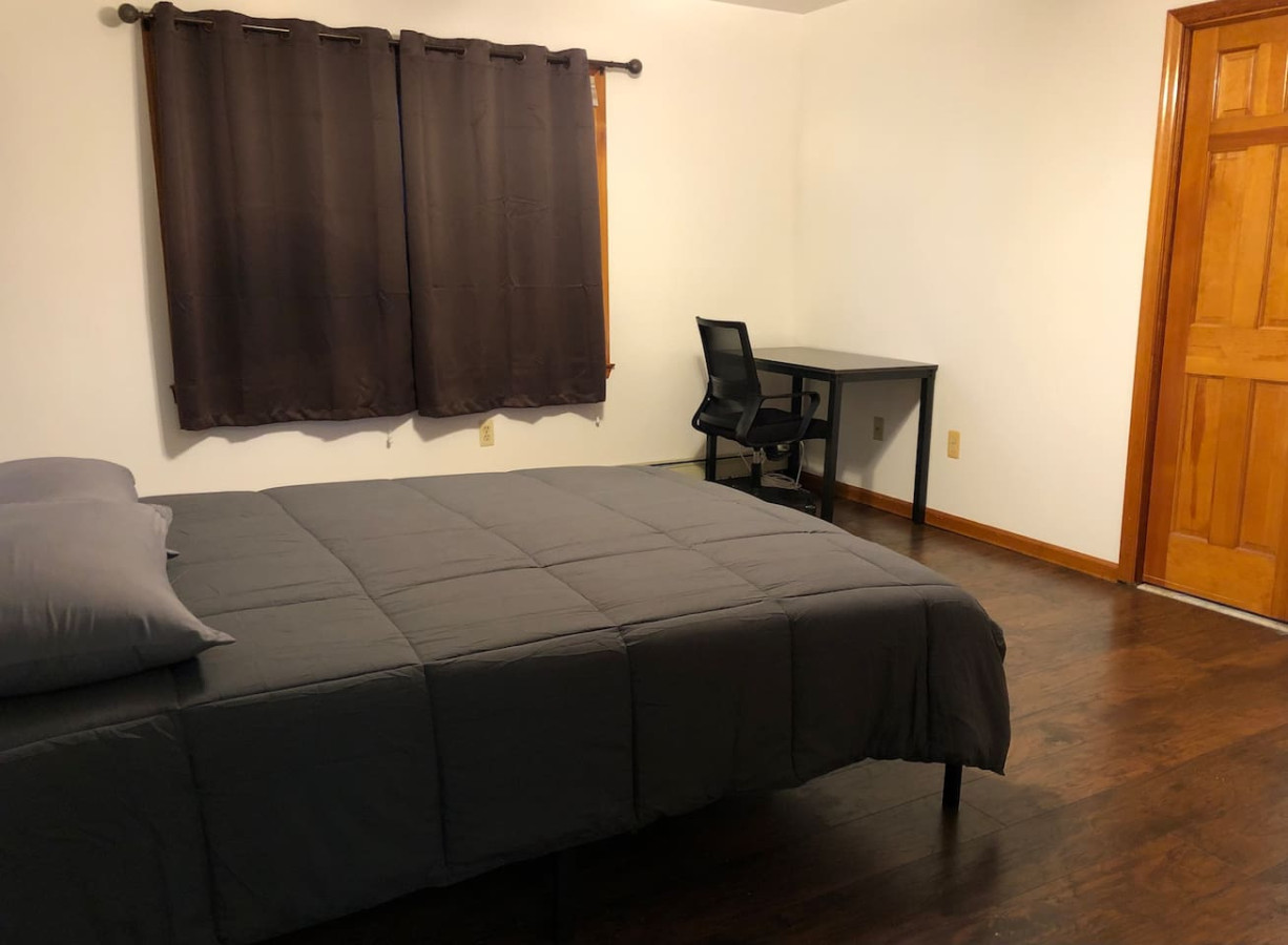 Private house with 4 bedrooms and 2 bathrooms, direct NYC Manhattan train only 10 minute walk away