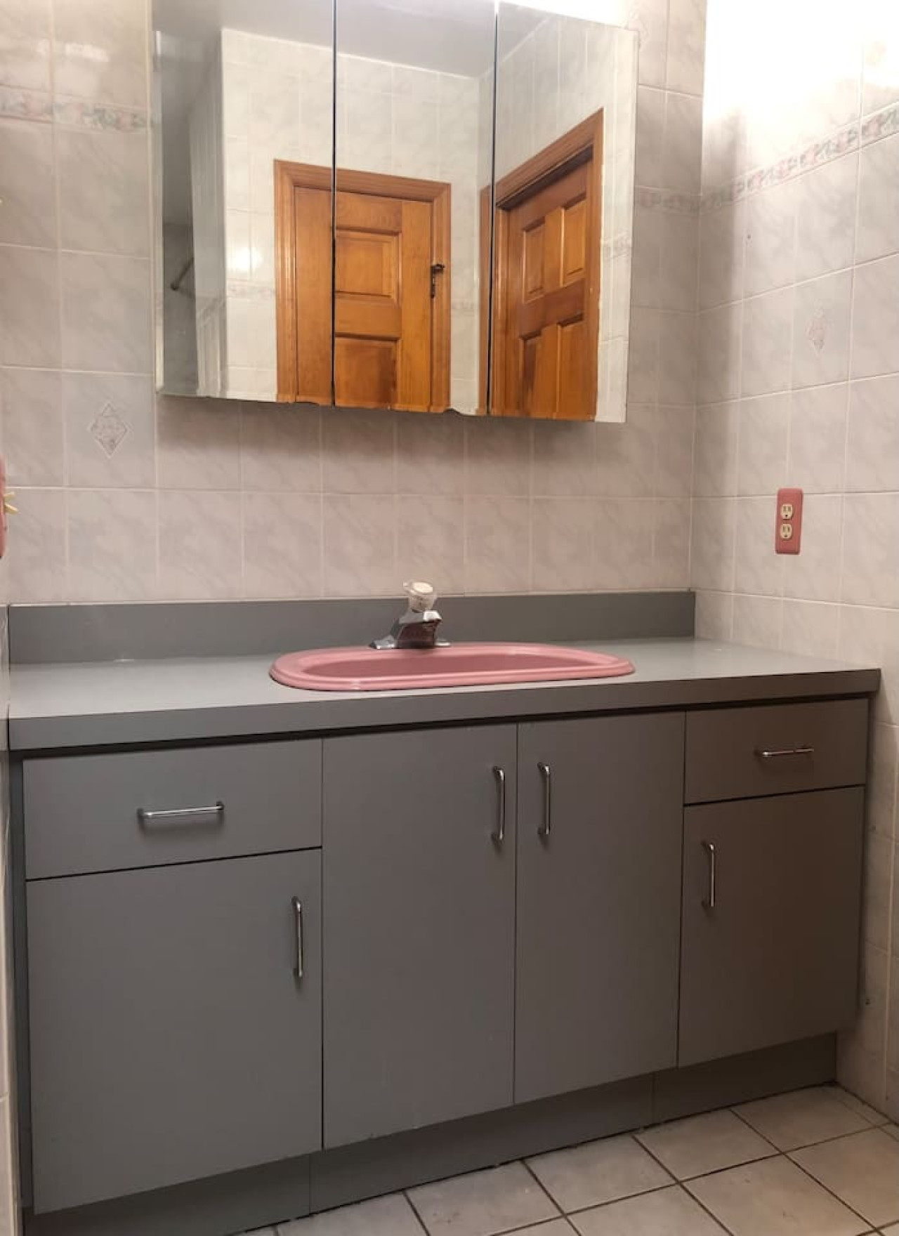 Private house with 4 bedrooms and 2 bathrooms, direct NYC Manhattan train only 10 minute walk away