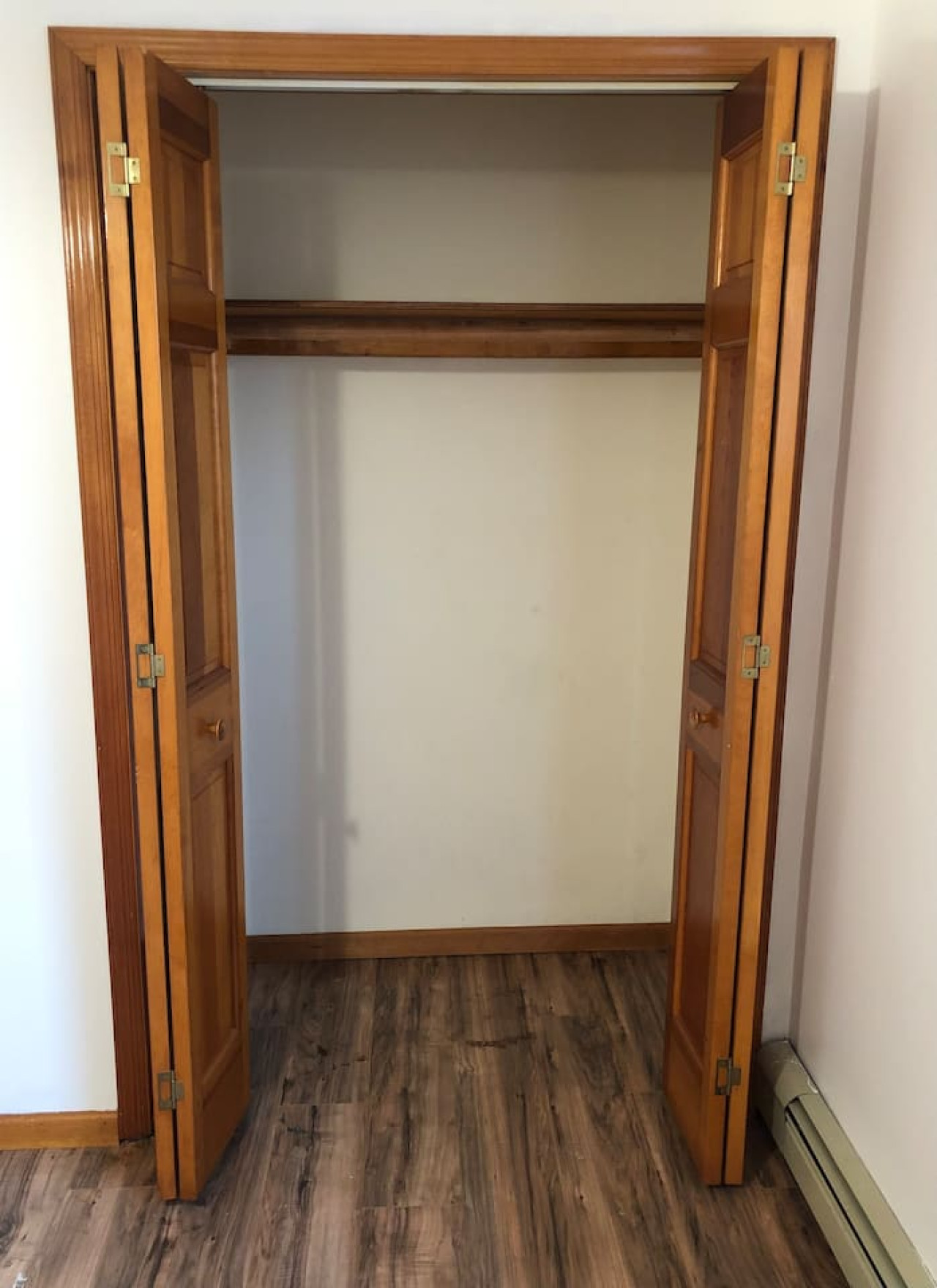 Private house with 4 bedrooms and 2 bathrooms, direct NYC Manhattan train only 10 minute walk away
