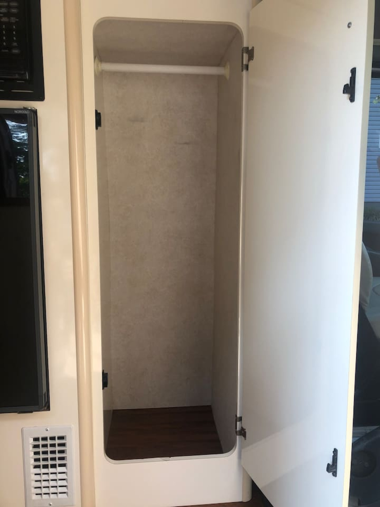 Private and cozy RV, direct bus to NYC Manhattan only 2 blocks away