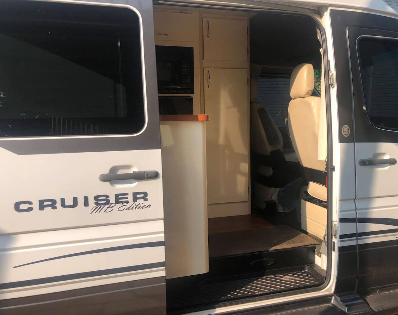 Private and cozy RV, direct bus to NYC Manhattan only 2 blocks away