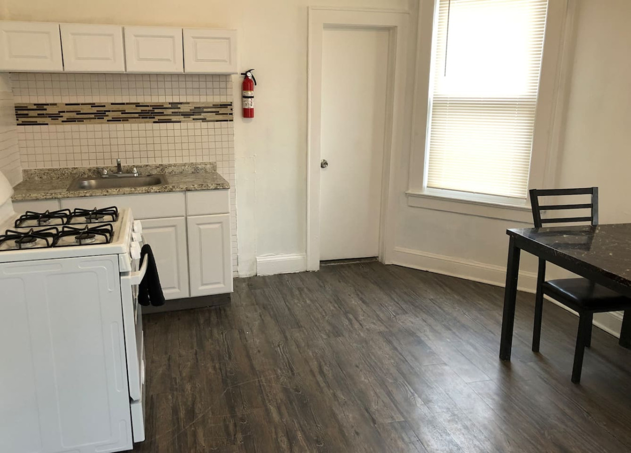 Spacious 2-bedroom apartment with 1-bathroom and private street entrance