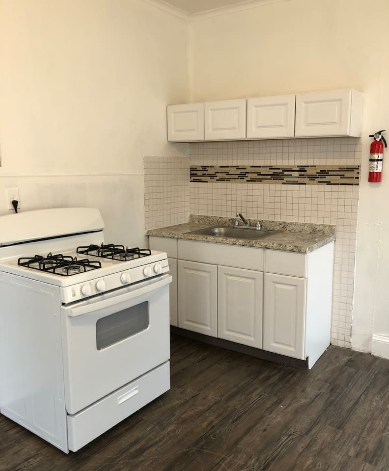 Spacious 2-bedroom apartment with 1-bathroom and private street entrance