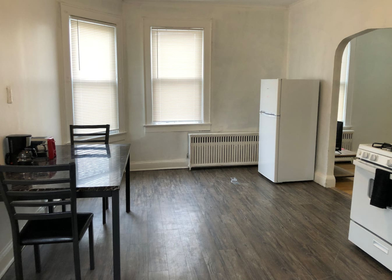 Spacious 2-bedroom apartment with 1-bathroom and private street entrance
