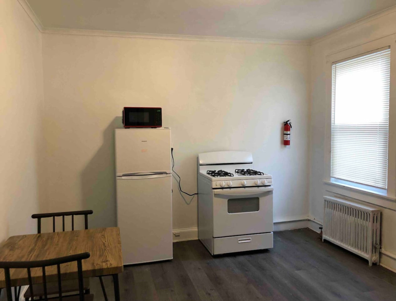 Spacious 2-bedroom apartment with 1-bathroom and private street entrance