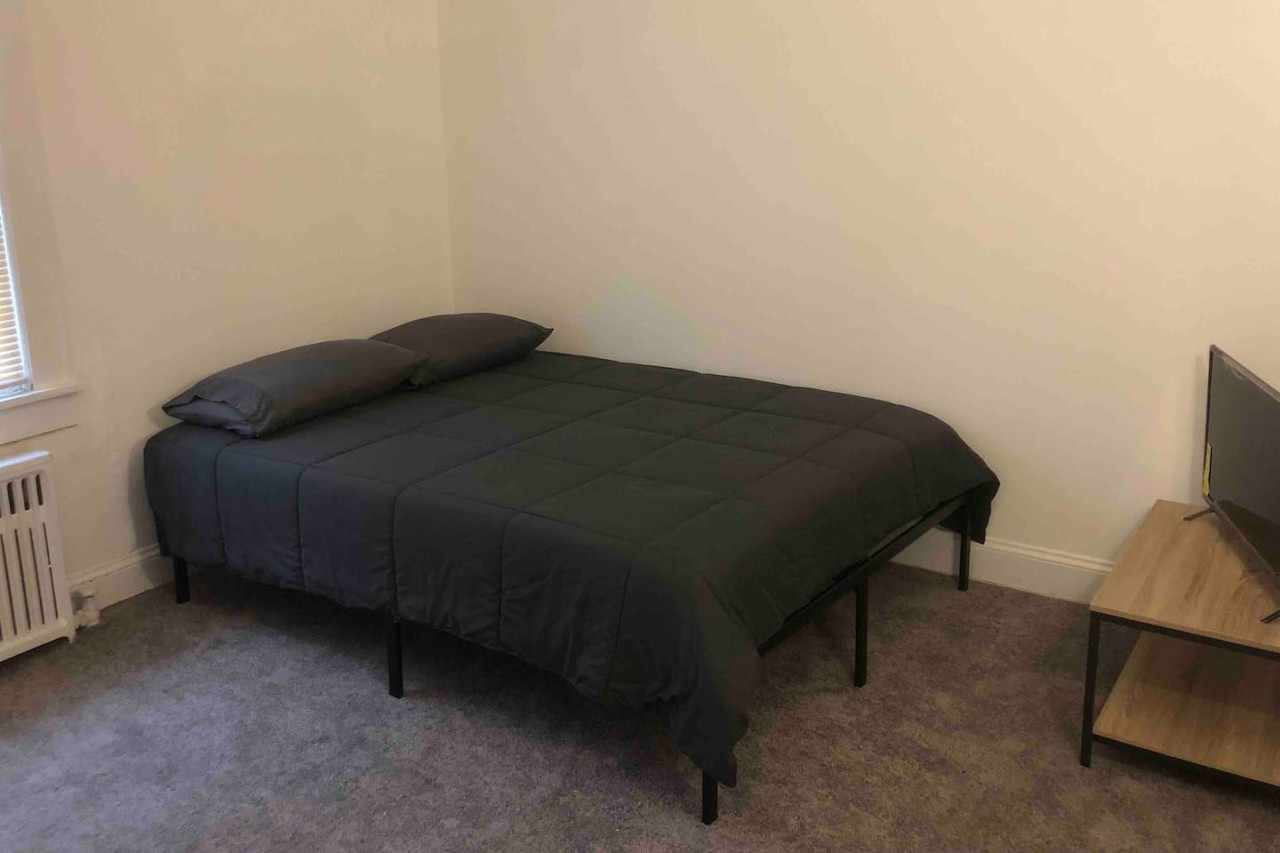 Spacious and bright 2-bedroom apartment with 1-bathroom and private street entrance