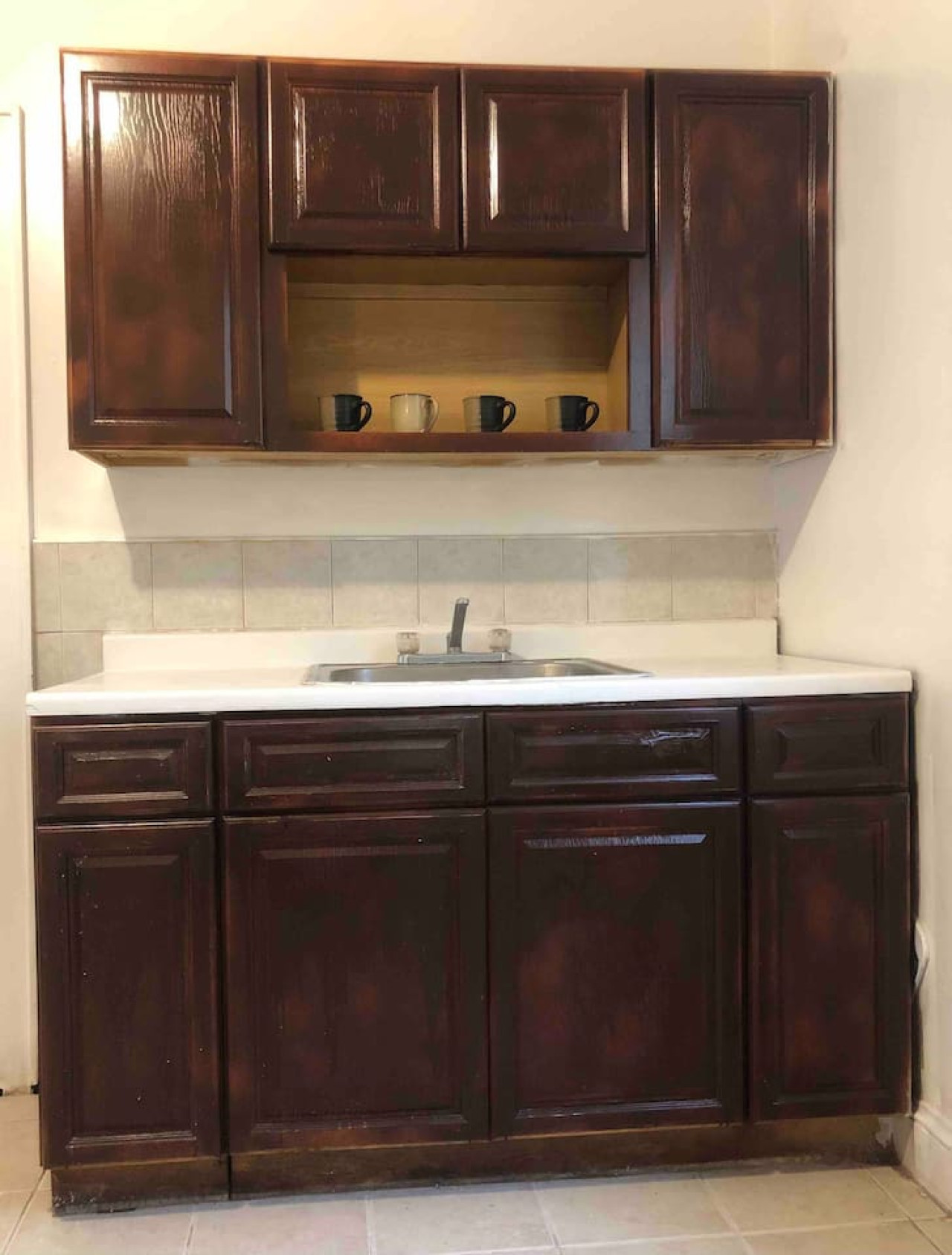 Spacious and bright 2-bedroom apartment with 1-bathroom and private street entrance