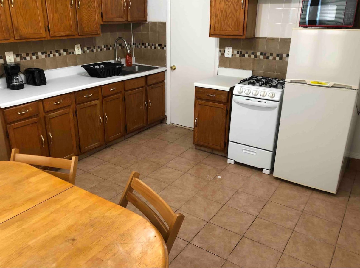 Private 2 bedroom and 1 bathroom house in a quiet area and convenient to NYC bus and train