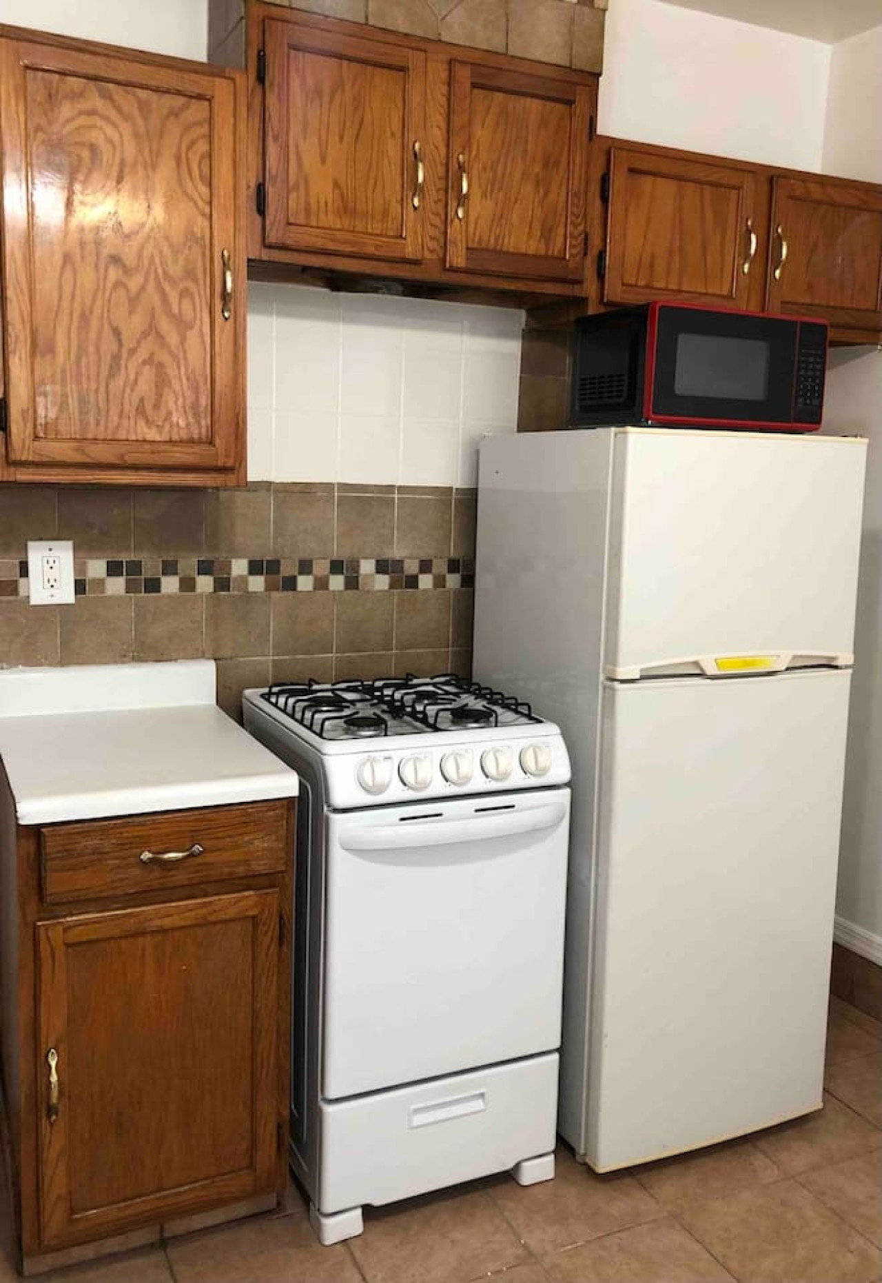 Private 2 bedroom and 1 bathroom house in a quiet area and convenient to NYC bus and train