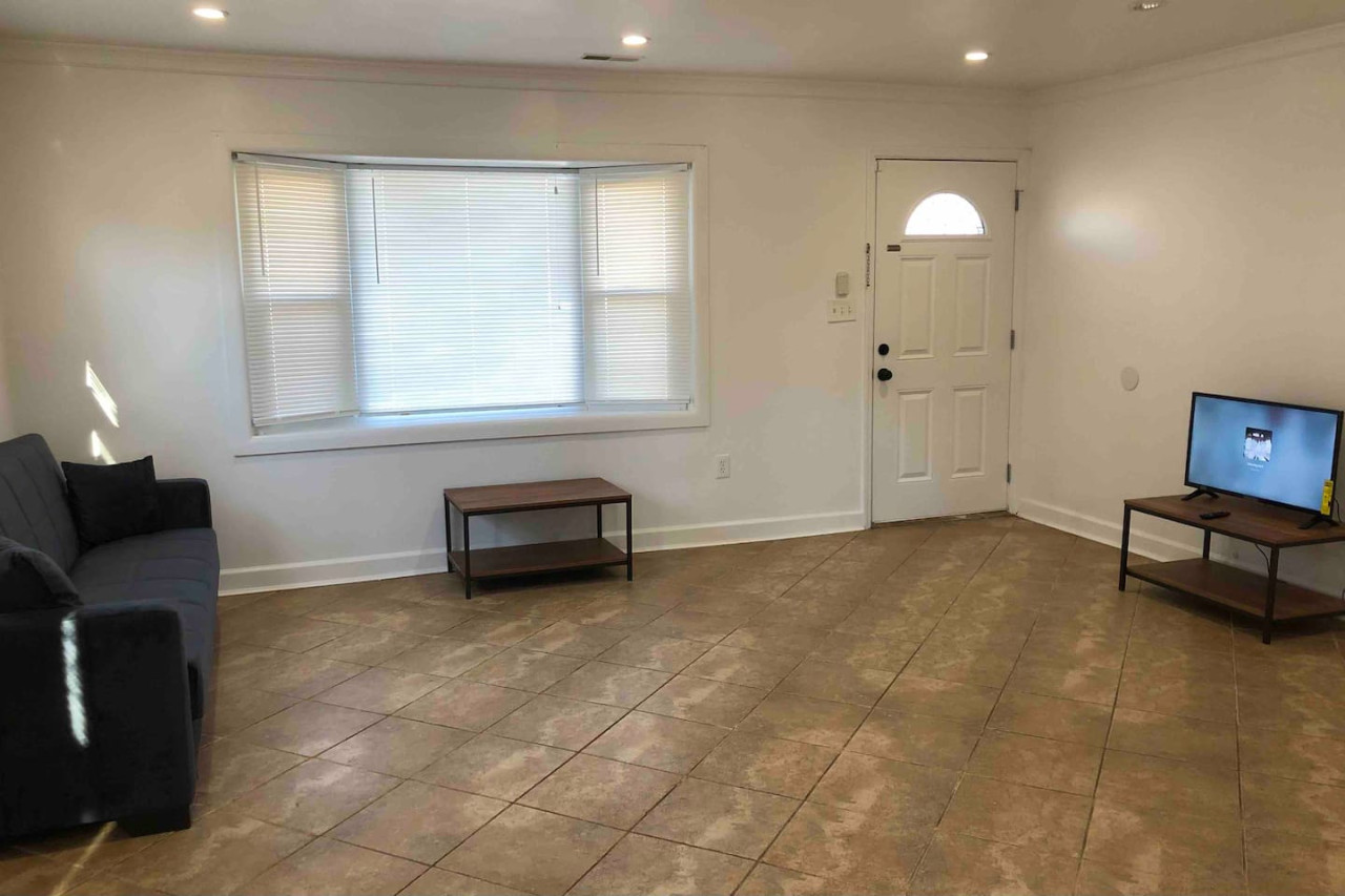 Private 2-bedroom house, free parking, 15-min walk to direct NYC Manhattan train