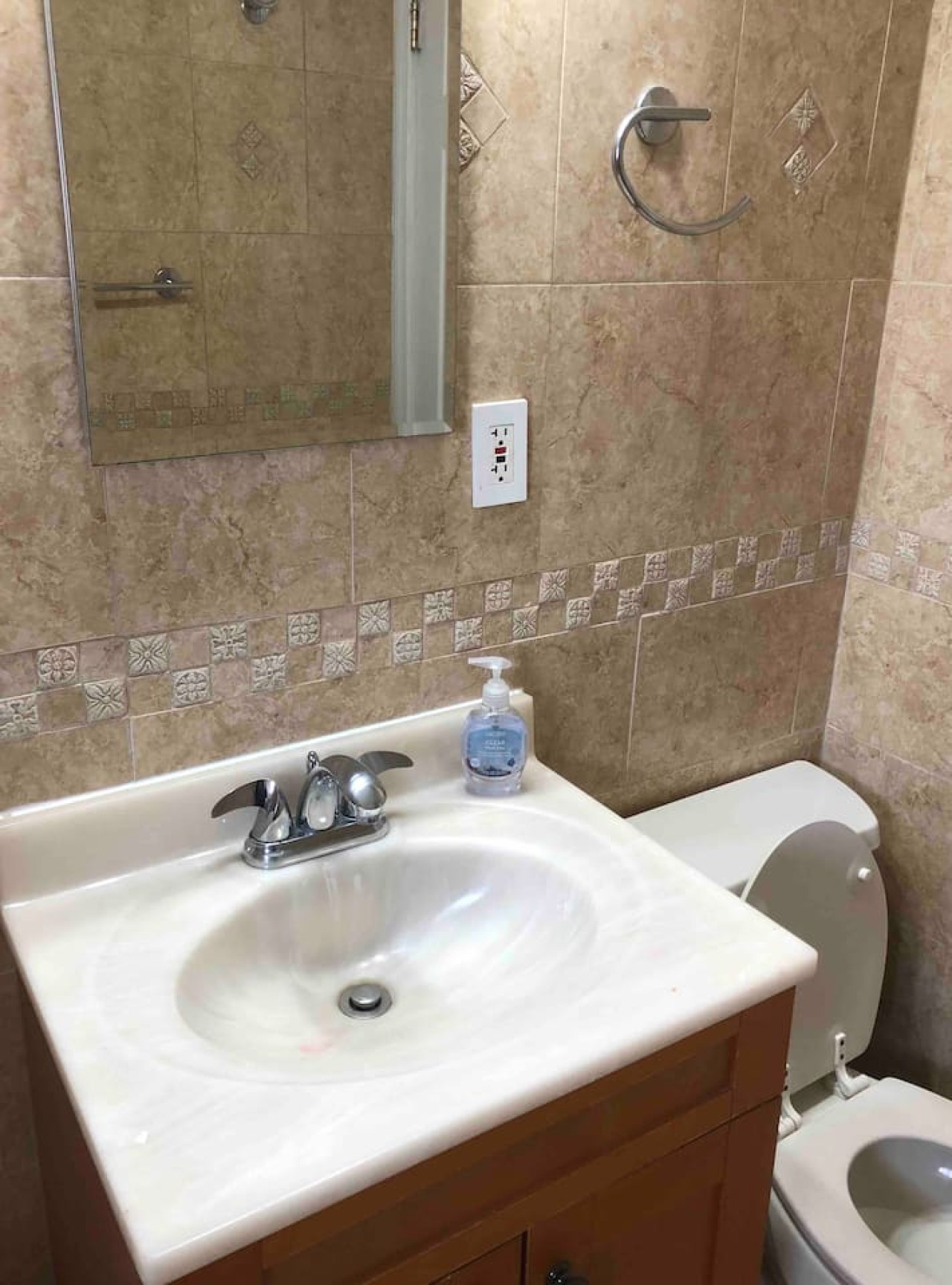 Private 2-bedroom house, free parking, 15-min walk to direct NYC Manhattan train