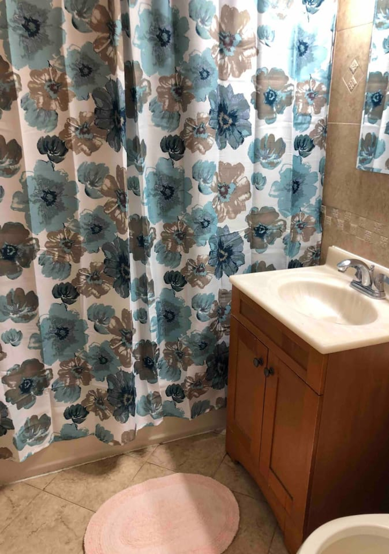 Private 2-bedroom house, free parking, 15-min walk to direct NYC Manhattan train