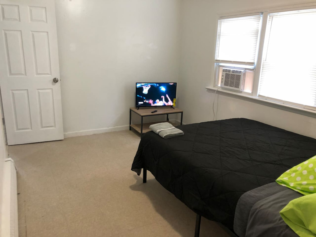 Private 3 bedroom and 1 bathroom house, direct NYC Manhattan train a 15 minute walk away