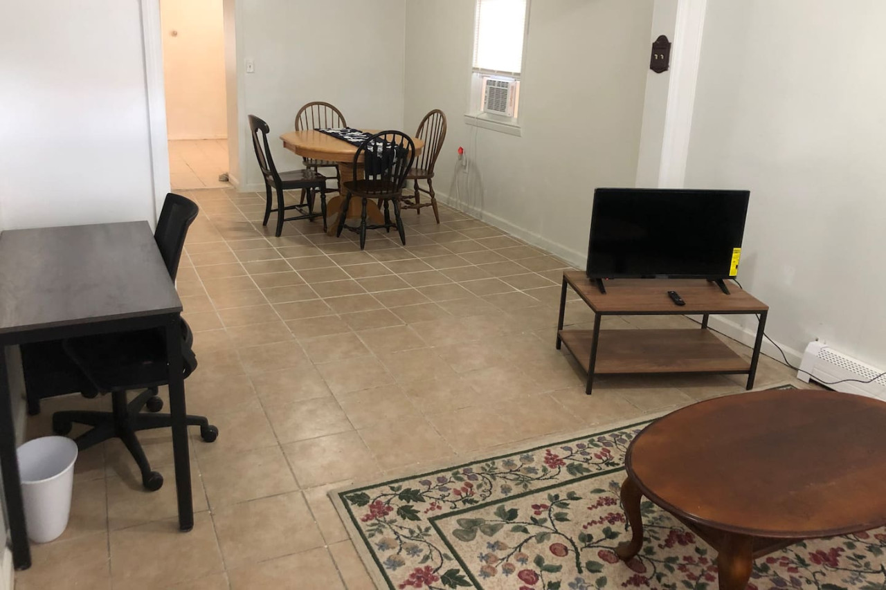 Private 3 bedroom and 1 bathroom house, direct NYC Manhattan train a 15 minute walk away