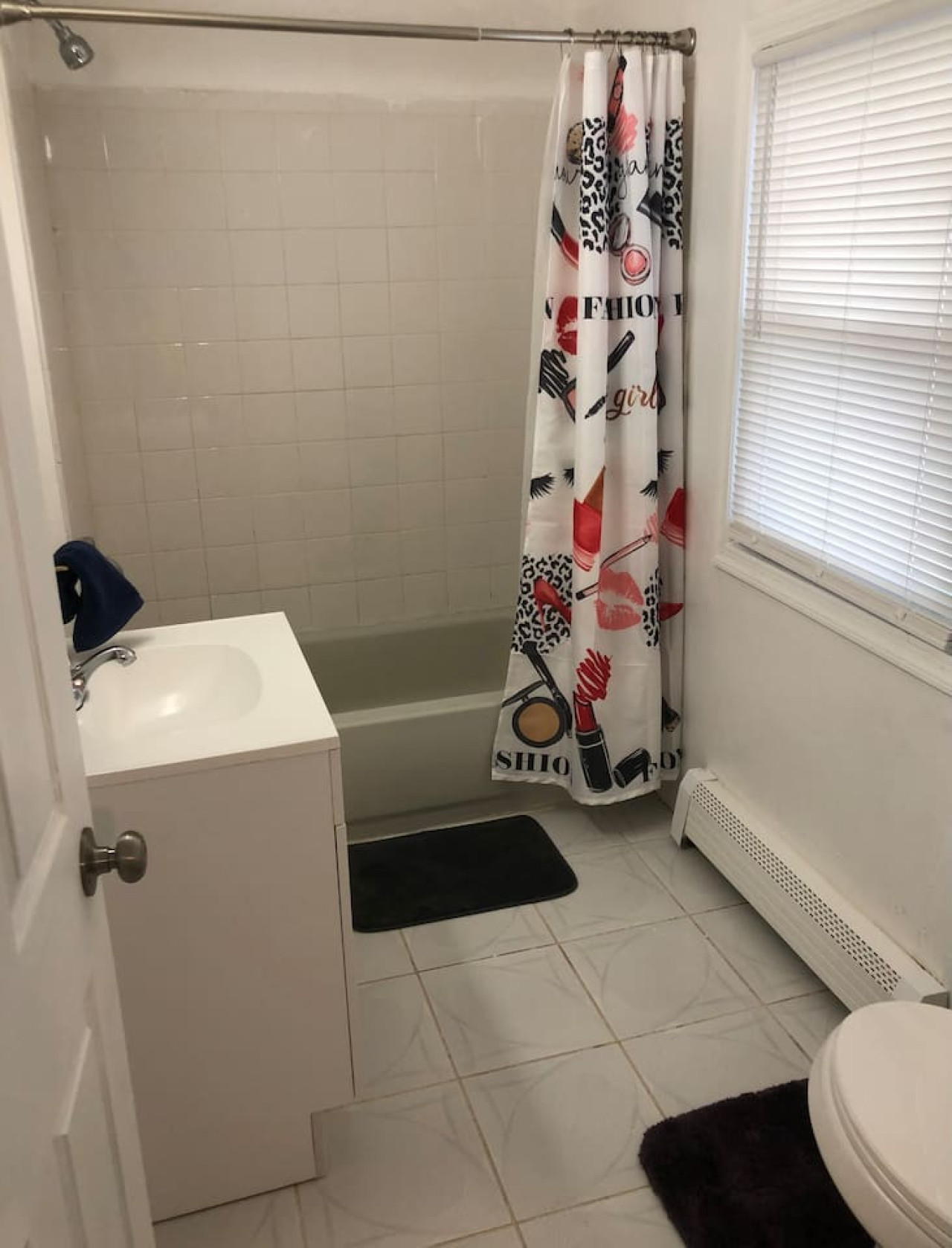 Private 3 bedroom and 1 bathroom house, direct NYC Manhattan train a 15 minute walk away