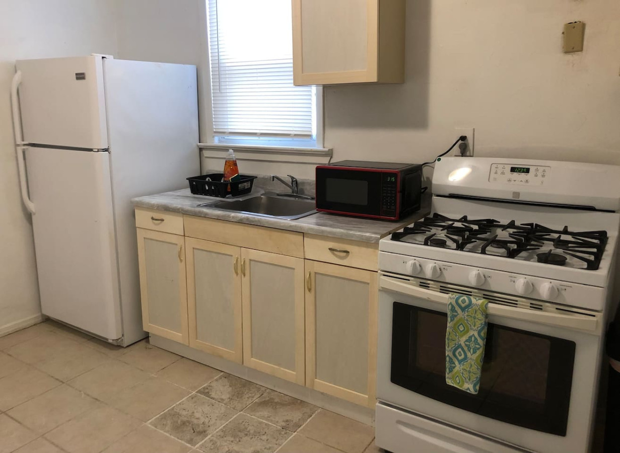 Private 3 bedroom and 1 bathroom house, direct NYC Manhattan train a 15 minute walk away