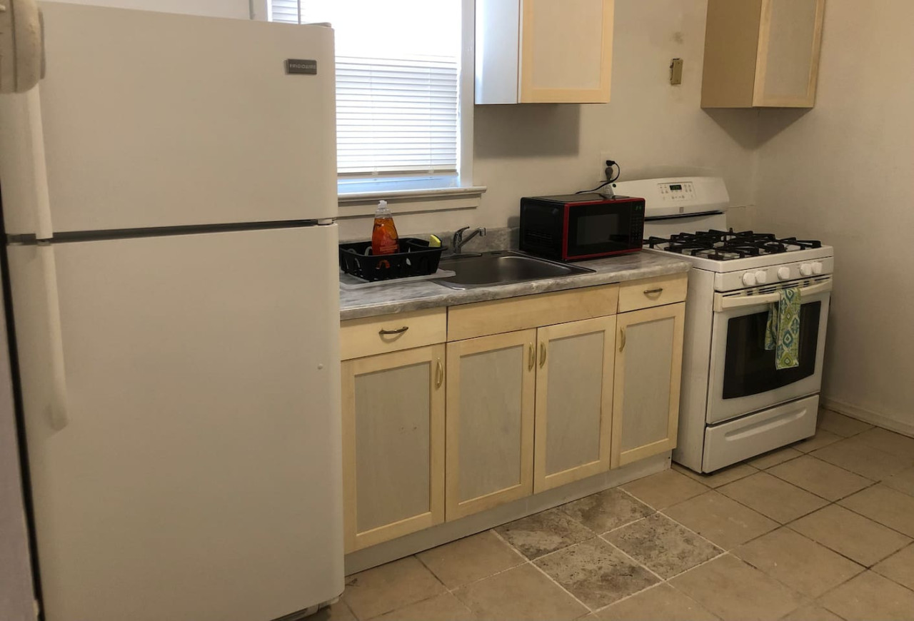 Private 3 bedroom and 1 bathroom house, direct NYC Manhattan train a 15 minute walk away