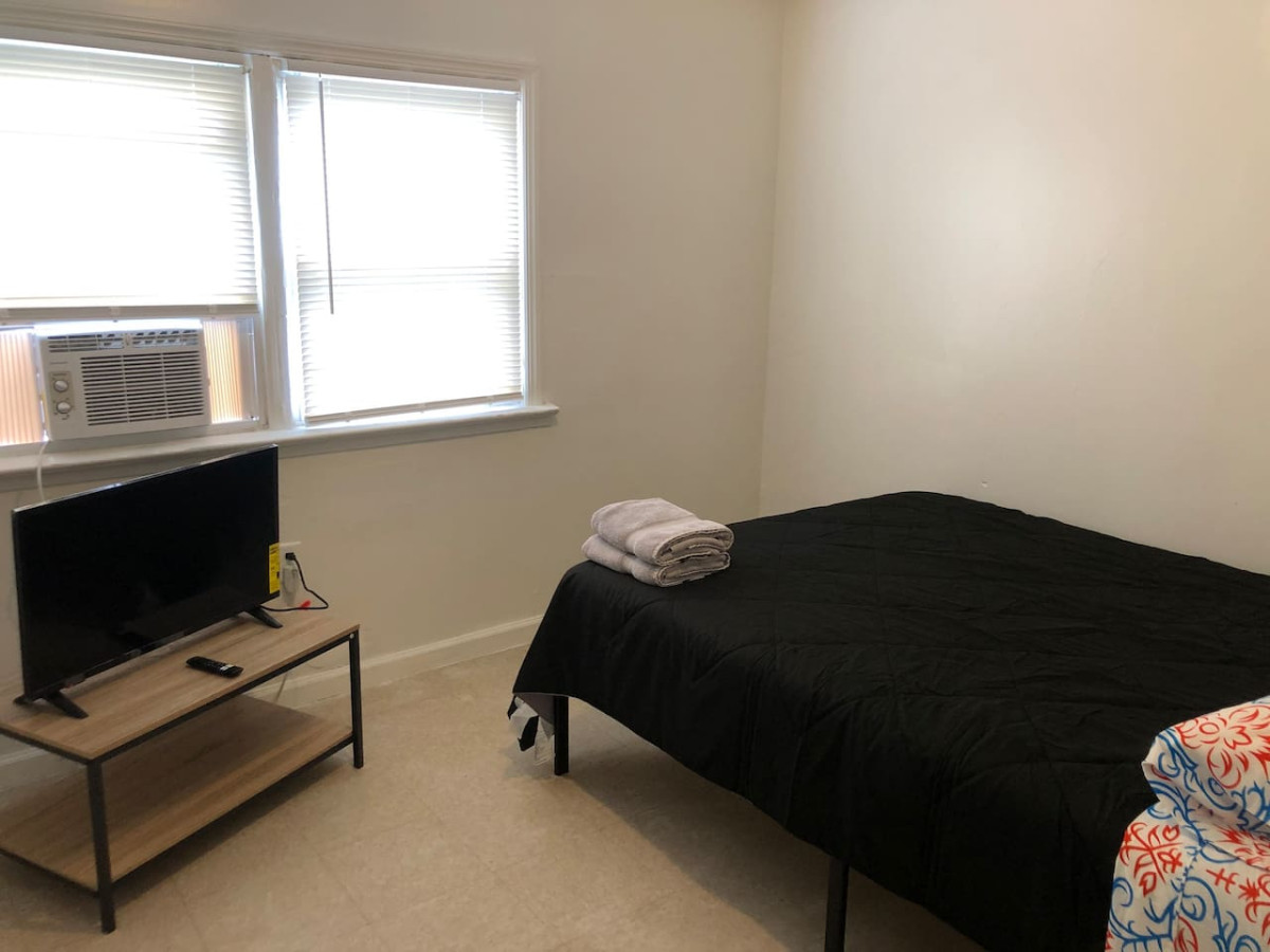 Private 3 bedroom and 1 bathroom house, direct NYC Manhattan train a 15 minute walk away