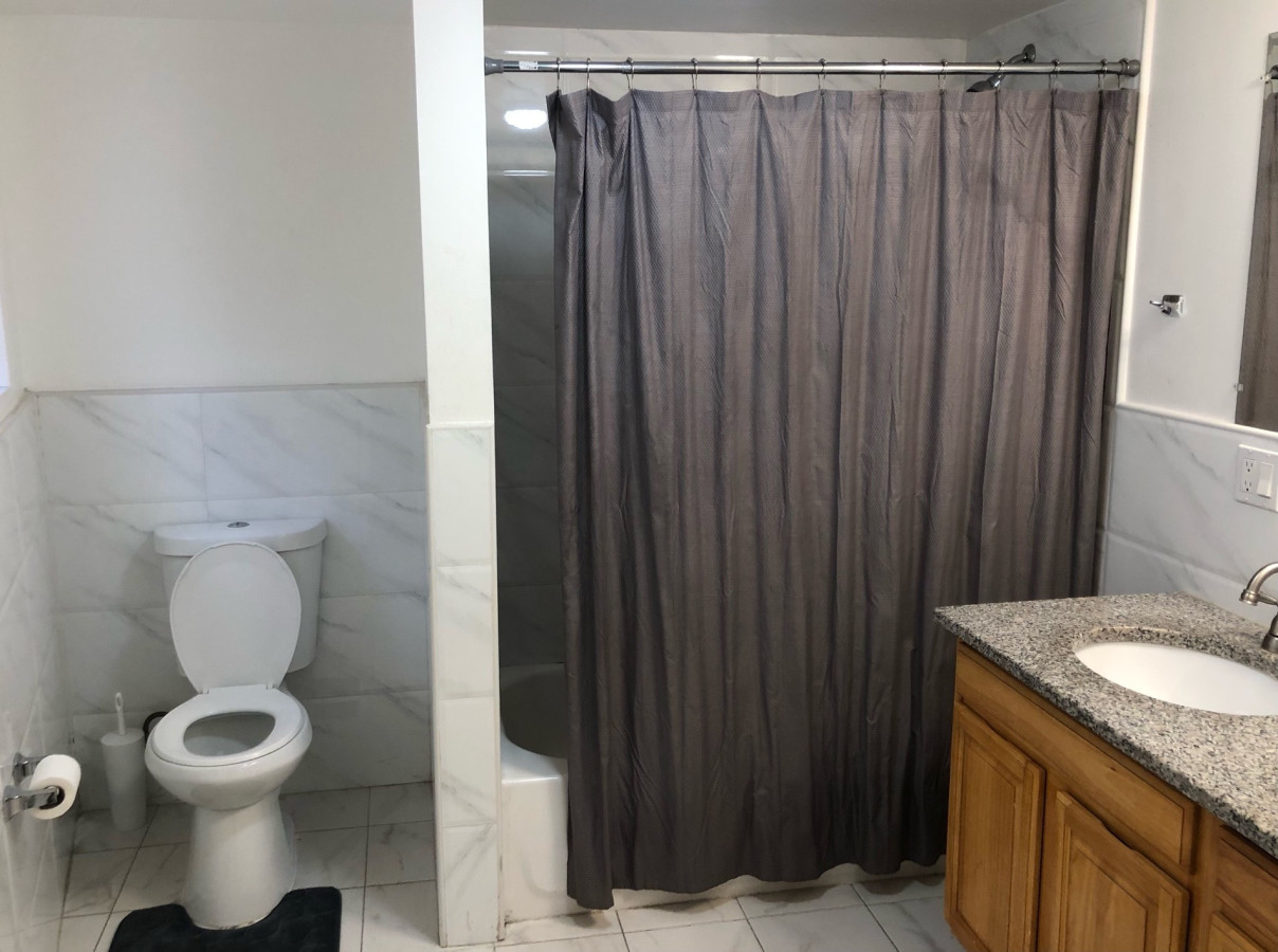 Large apartment, sleeps up to 8 people comfortably, direct NYC Manhattan train only 5 minute walk away