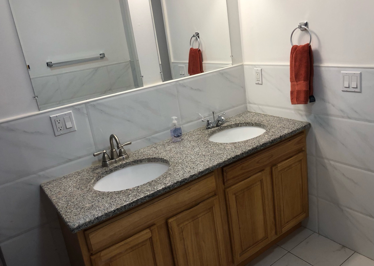 Large apartment, sleeps up to 8 people comfortably, direct NYC Manhattan train only 5 minute walk away