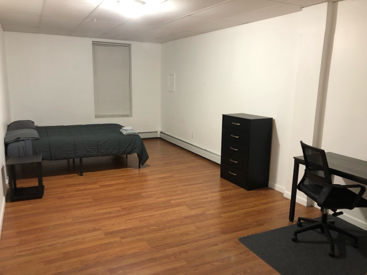 Large apartment, sleeps up to 8 people comfortably, direct NYC Manhattan train only 5 minute walk away