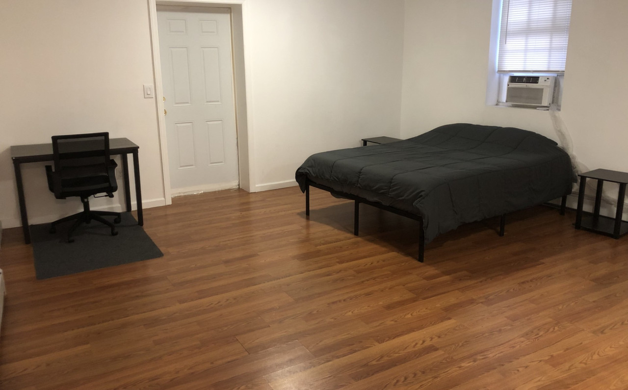 Large apartment, sleeps up to 8 people comfortably, direct NYC Manhattan train only 5 minute walk away