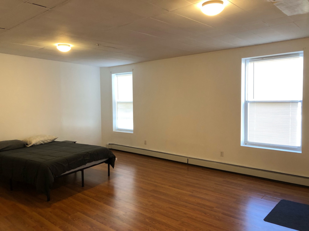 Large apartment, sleeps up to 8 people comfortably, direct NYC Manhattan train only 5 minute walk away